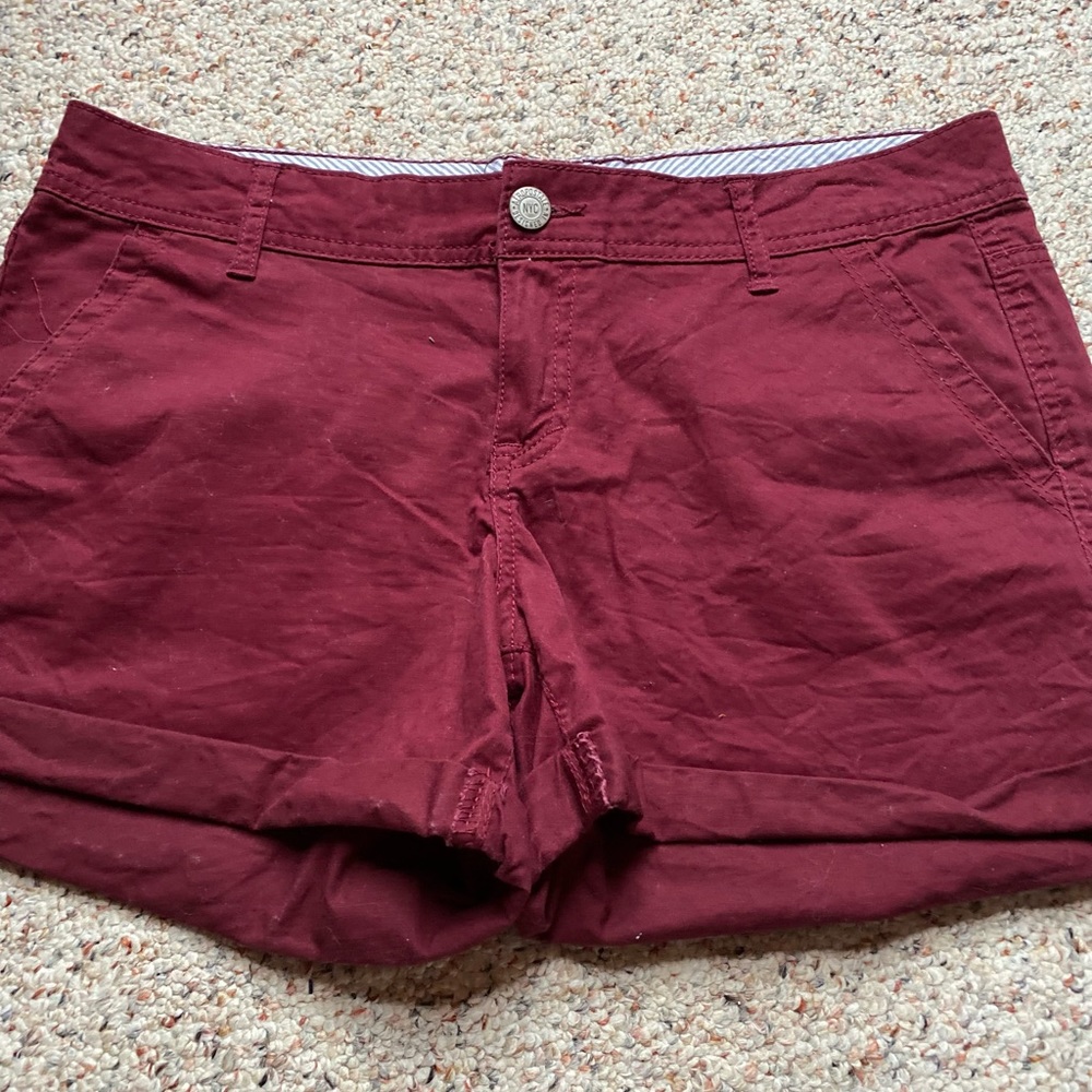 Such cute maroon shorts.